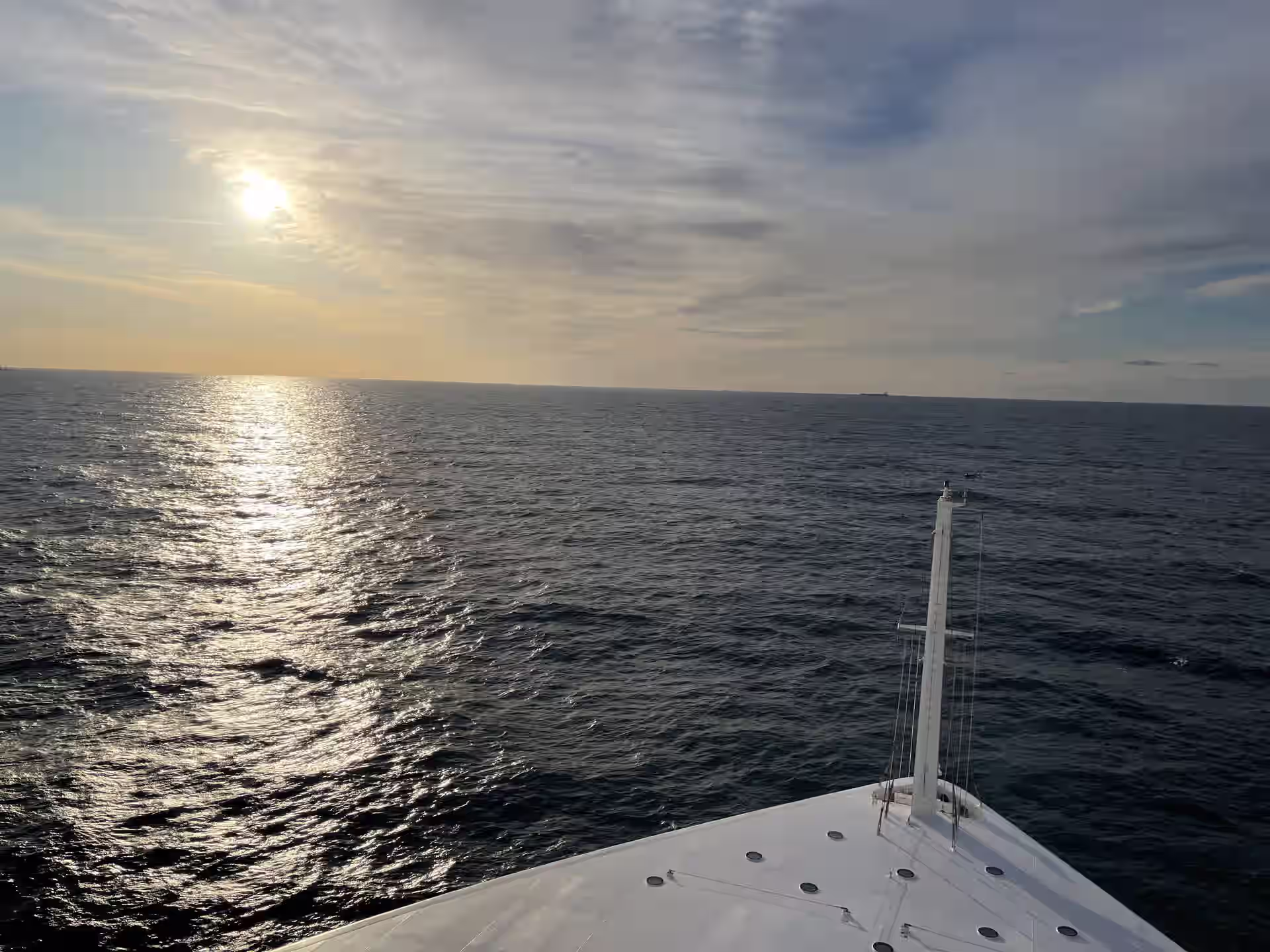 Blick vom Bug über das offene Meer