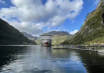 Geiranger Fjord AIDA Perla von vorne