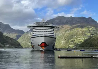 Geiranger Fjord AIDA Perla von vorne