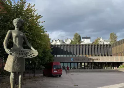 Molde Rathaus und Blumen Mädchen